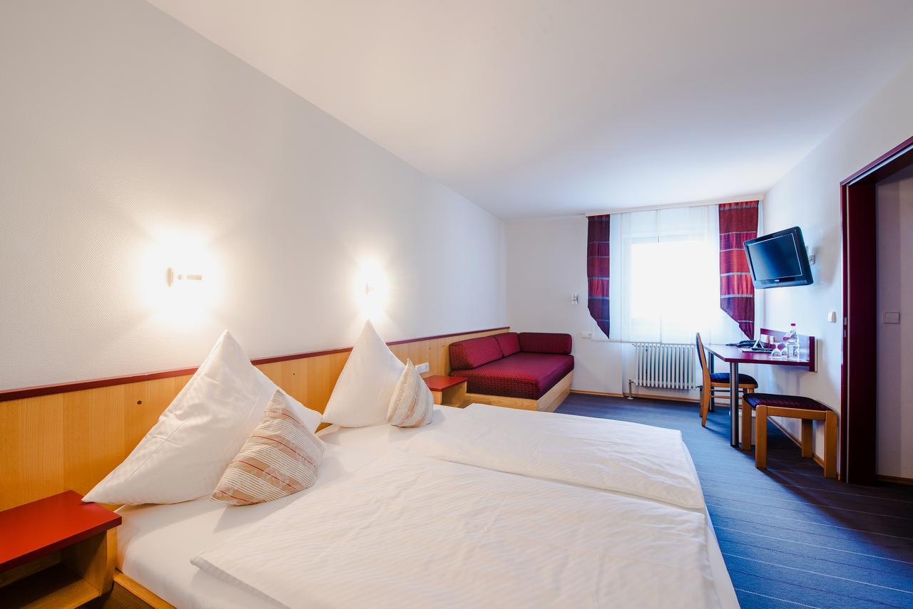 Hotel Gasthof Zum Roessle Altenstadt  Bagian luar foto