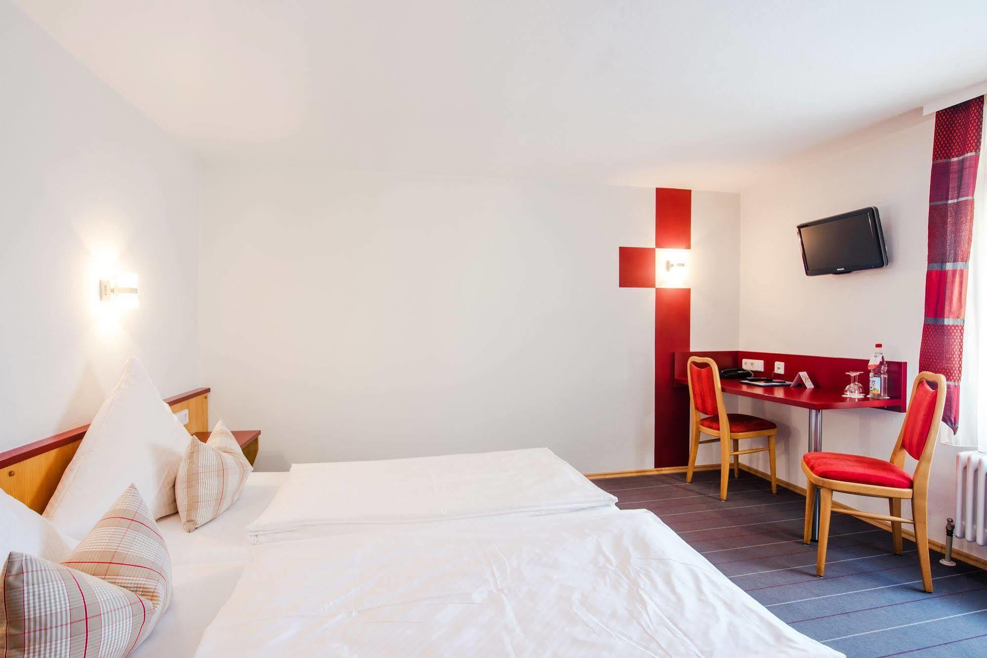 Hotel Gasthof Zum Roessle Altenstadt  Bagian luar foto