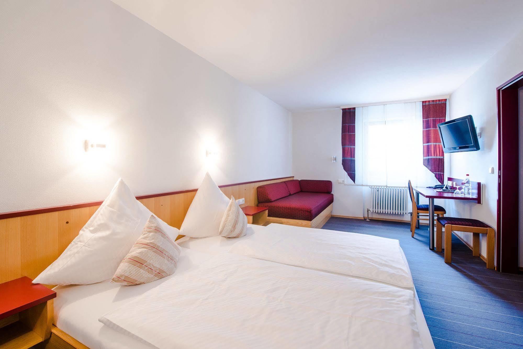 Hotel Gasthof Zum Roessle Altenstadt  Bagian luar foto